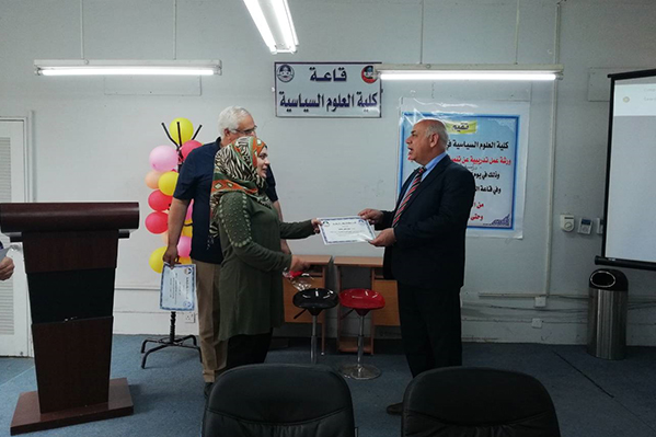 عميد جامعة الموصل يسلم شهادات مشاركة للمشاركين في ورشة دراسة الحالة